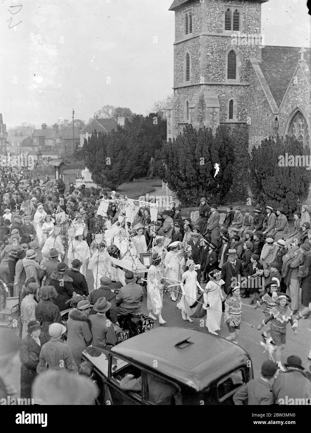 May Queen of London crowned at Hayes . Miss Olive Bone of Balham was crowned May Queen of London at Hayes , Kent . The Queen passed in procession throuh the High Street . Photo shows , the May Queen ' s procession through the High Street at Hayes . 2 May 1936 Stock Photo
