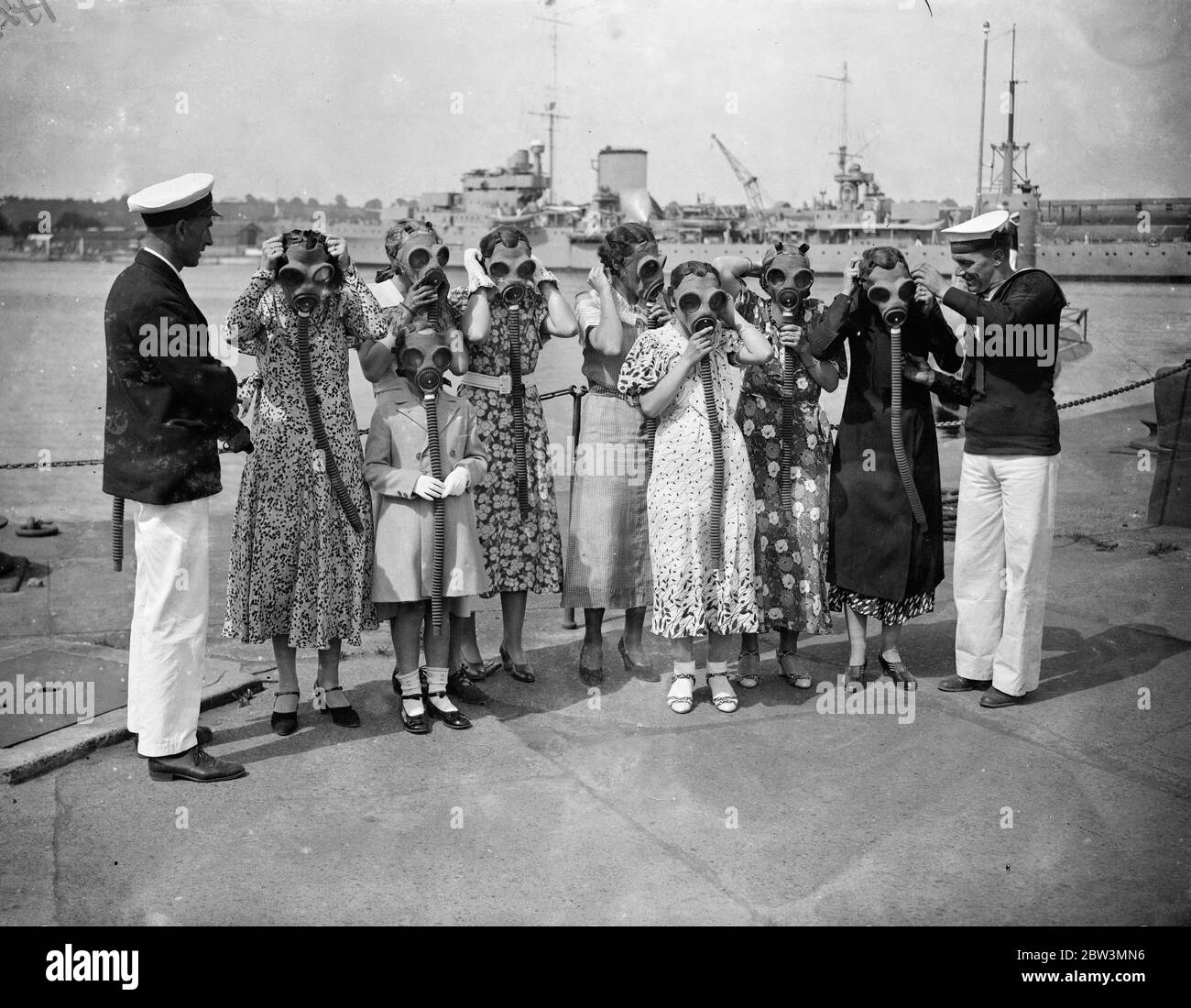 Gas mask instruction at Chatham for Navy week . 1 August 1935 Stock Photo