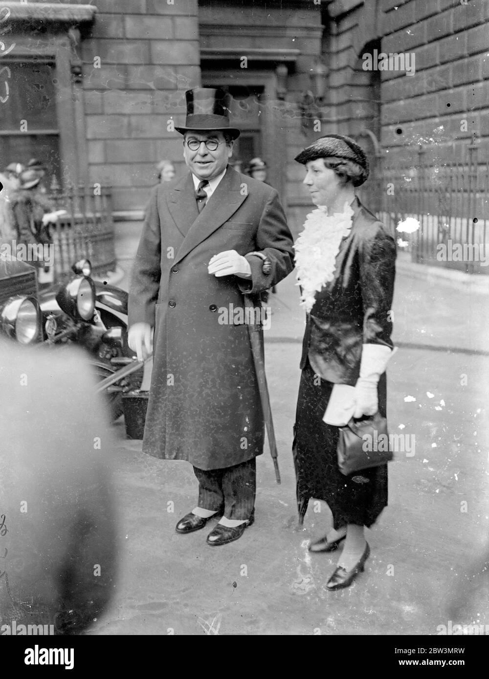 Lord and Lady Strabolci at Royal Academy private view . There were many distinguished visitors to Burlington House for the private view of the Royal Academy Summer exhibition . Photo shows , Lord and Lady Strabolgi at Burlington House . 1 May 1936 Stock Photo