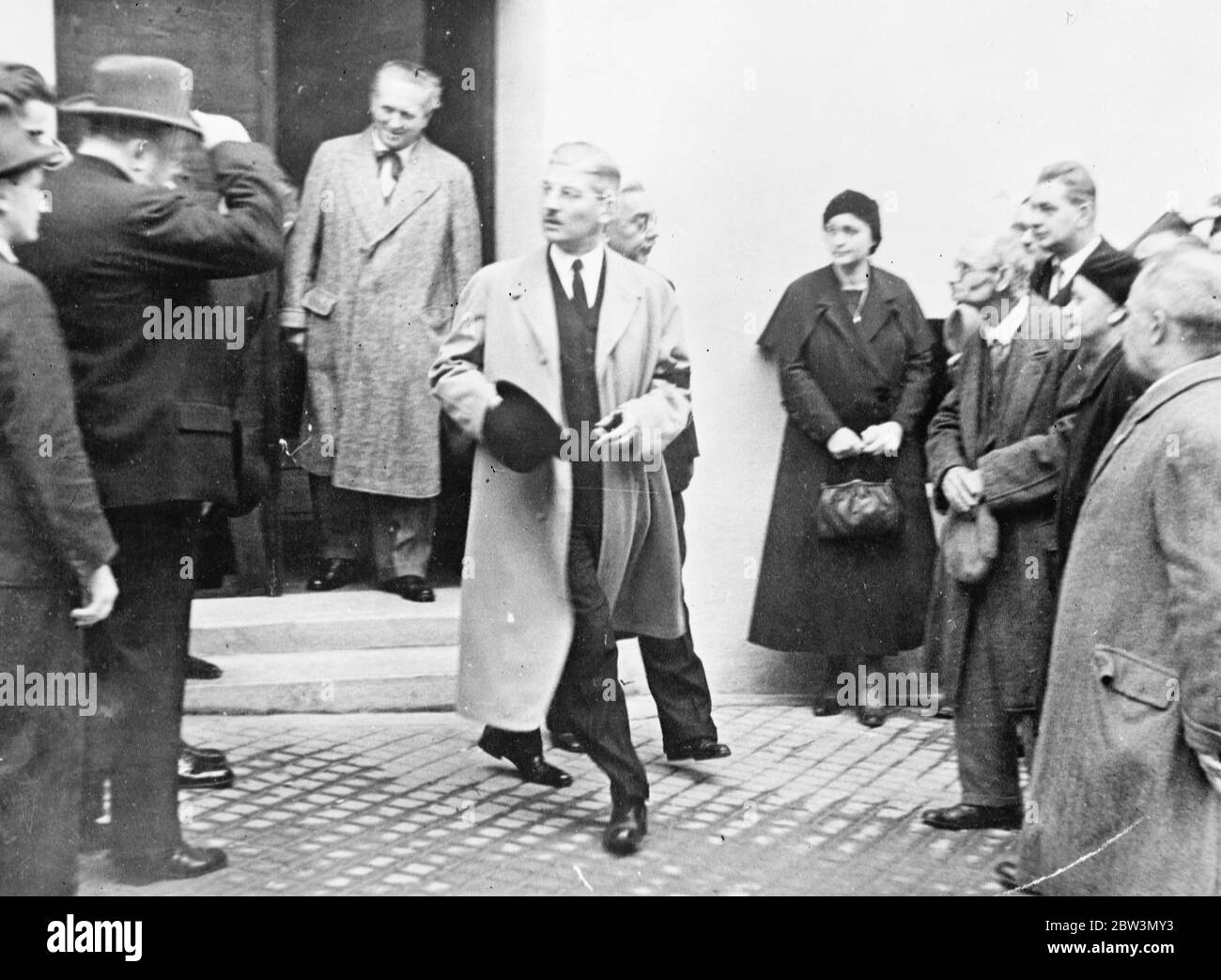 Chancellor Schuschnigg leaving the Chancellery in Vienna after the coup d'etat . 18 October 1935 Stock Photo
