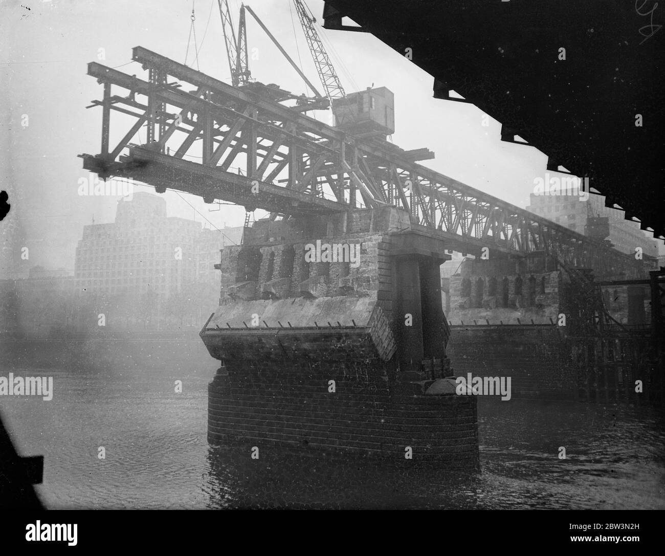Waterloo Bridge - the last phase . The cantilever bridge being ...