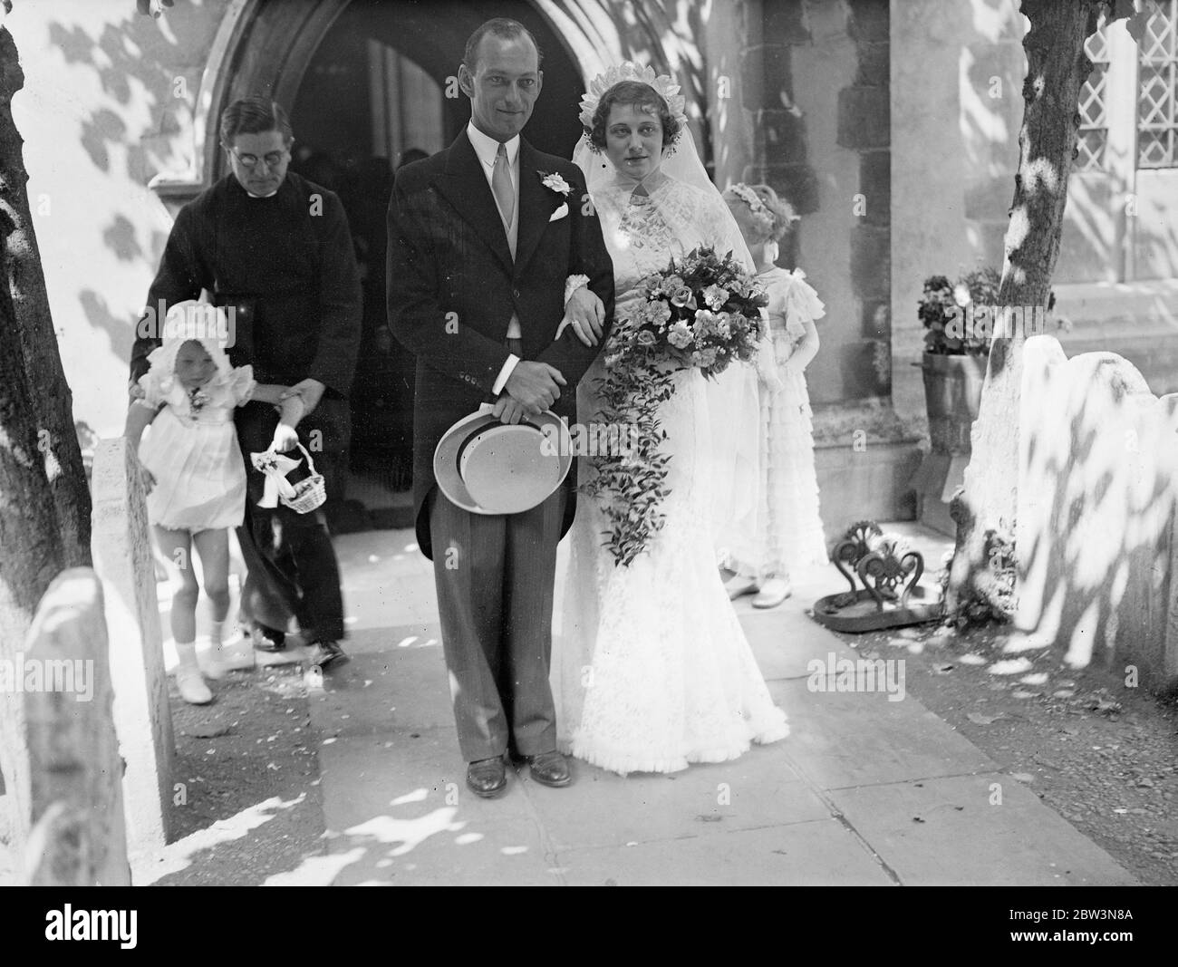 Actress weds solicitor at Hendon . Miss Wilms Vanne , the stage , screen and radio star , was married to Mr J T Halsall , a solicitor of Gray ' s Inn at the Parish Church of St Mary , Hendon , 30 July 1935 Stock Photo