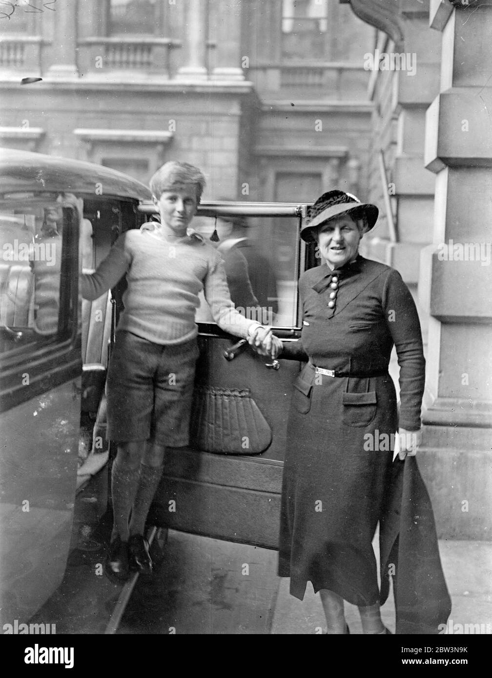 Lady Kennett and her son at Royal Academy private view . There were many distinguished visitors to Burlington House for the private view of the Royal Academy Summer exhibition . Photo shows , Lady Kennett and her son , Wayland , arriving at Burlington House . 1 May 1936 Stock Photo