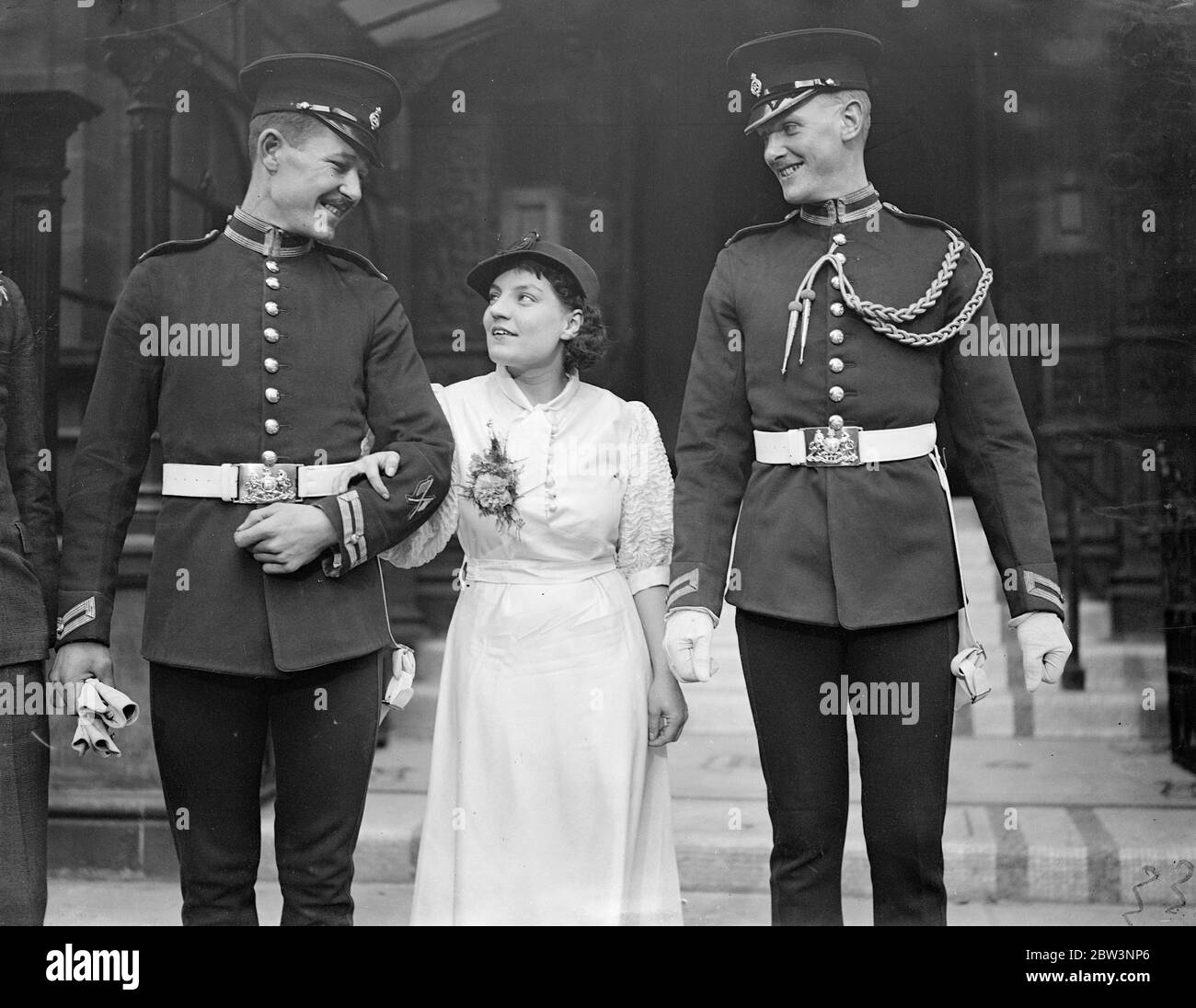 Royal Horse Guard married at Caxton Hall . Trooper K Knox of the Royal Horse Guards was married at Caxton Hall register office to Miss Eileen Gamage . 23 November 1935 Stock Photo