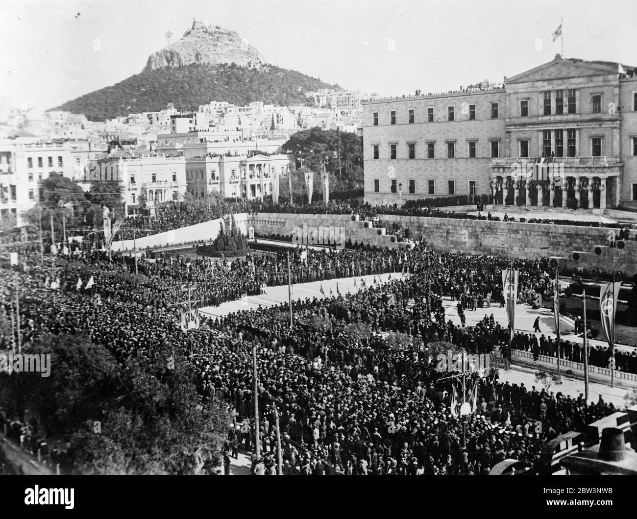King George of the Hellenes returns from exile . Enthusiastic welcome from huge crowds at Athens . A view of the enormous crowds gathered to greet King George on his arrival in Athens . 27 November 1935 Stock Photo