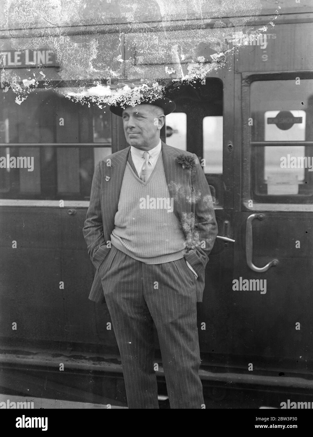 Earl Howe leaves to compete in South African Grand Prix . Earl Howe , the British racing driver , left Waterloo on the Warwick Castle boat train for South Africa , where with a number of other Englisd drivers , he is to compete in the Grand Prix on New Year ' s Day . Photo shows , Earl Howe talking to a railway official as he left Waterloo . 29 November 1935 1936 Stock Photo
