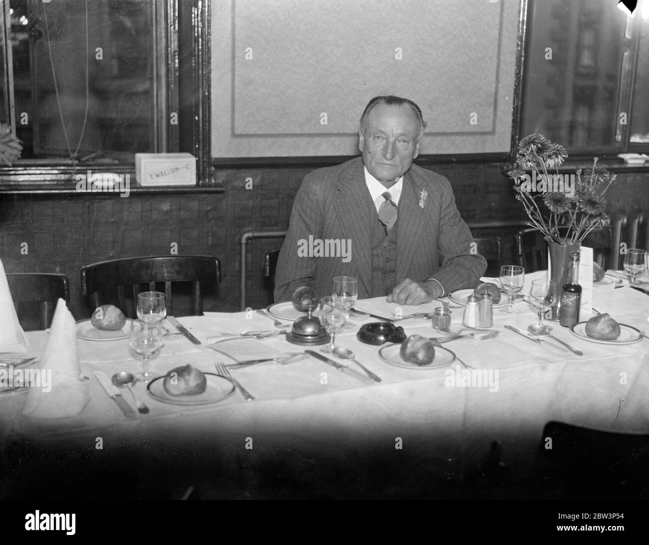 Ben Tillett attends trade union dinner in honour of his 75 birthday . 11 September 1935 Stock Photo