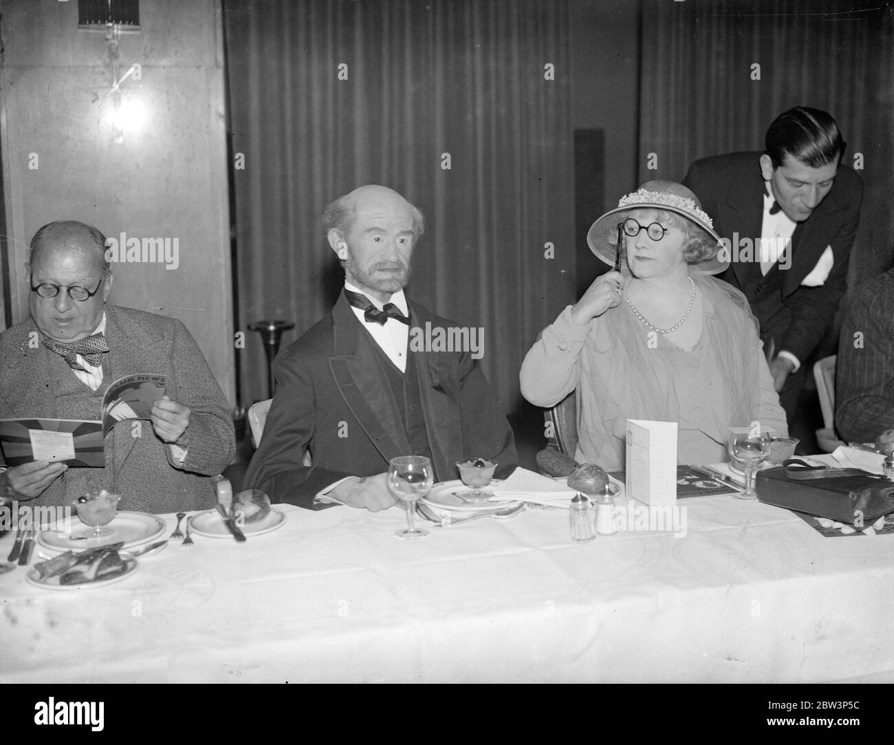 Charlie Peace pressides at crime club luncheon . The effigy of Charlie Price , the notorious criminal , especially loaned from Madame Tussauds Chamber of Horrors , attended the Crime Club luncheon at Grosvenor House and sat at the same table as the C I D men . 18 July 1935 . Stock Photo
