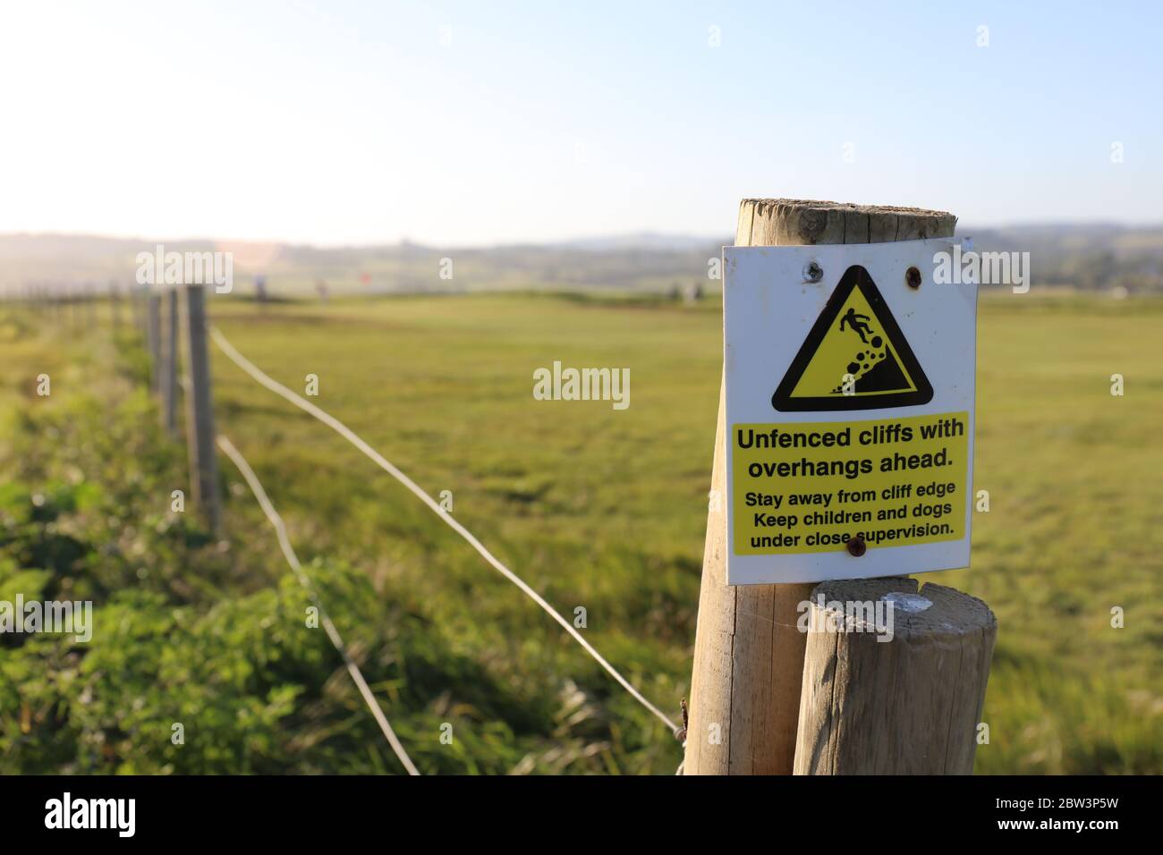 Unfenced Cliffs Overhangs fence hi-res stock photography and images - Alamy