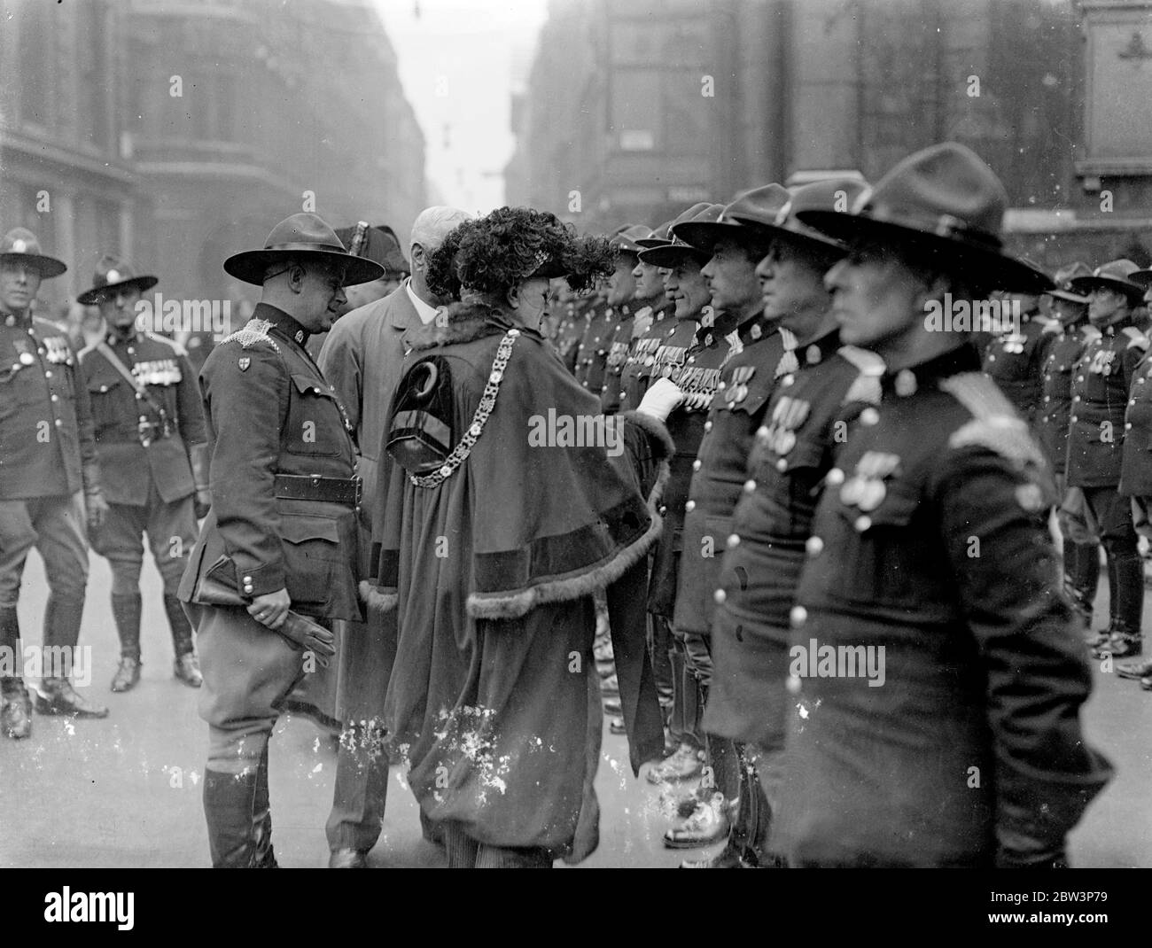 Lord Mayor inspects Legion of Frontiermen at Guildhall . The Lord Mayor , Sir Percy Vincent , inspected the Legion of Frontiermen at their annual parade at the at the Guildhall , London . Photo shows , the Lord Mayor , Sir Percy Vincent , iinterusted in the medals worn by a member of the Legion of Frontiermen . 10 May 1936 Stock Photo