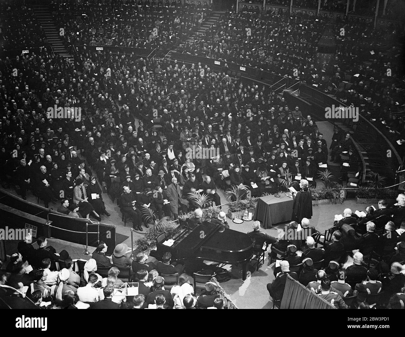 General Eva Booth addresses great Salvation Army meeting at Albert Hall , London . A general view as General Eva Booth addressed the meeting . 28 November 1935 Stock Photo