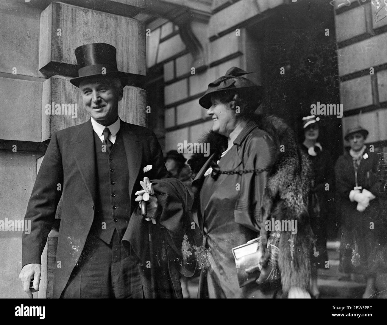 Sir John and Lady Simon at Royal Academy private view . Sir John Simon , the Home Secretary , and Lady Simon were among early arrivals at Burlington House for the private view of the Royal Academy Summer exhibition . Photo shows , Sir John and Lady Simon arriving at Burlington House . 1 May 1936 Stock Photo
