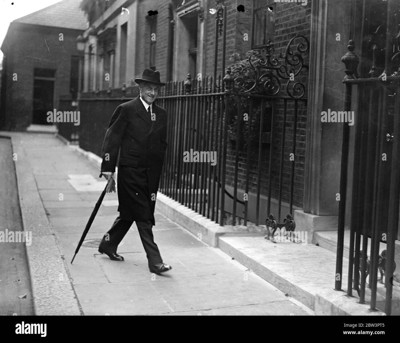 Sir Samuel Hoare sees Premier to discuss the latest developments in the Italo Abyssinian situation with Mr Stanley Baldwin , the Premier . Photo shows Sir Samuel arriving at No 10 . 23 September 1935 Stock Photo