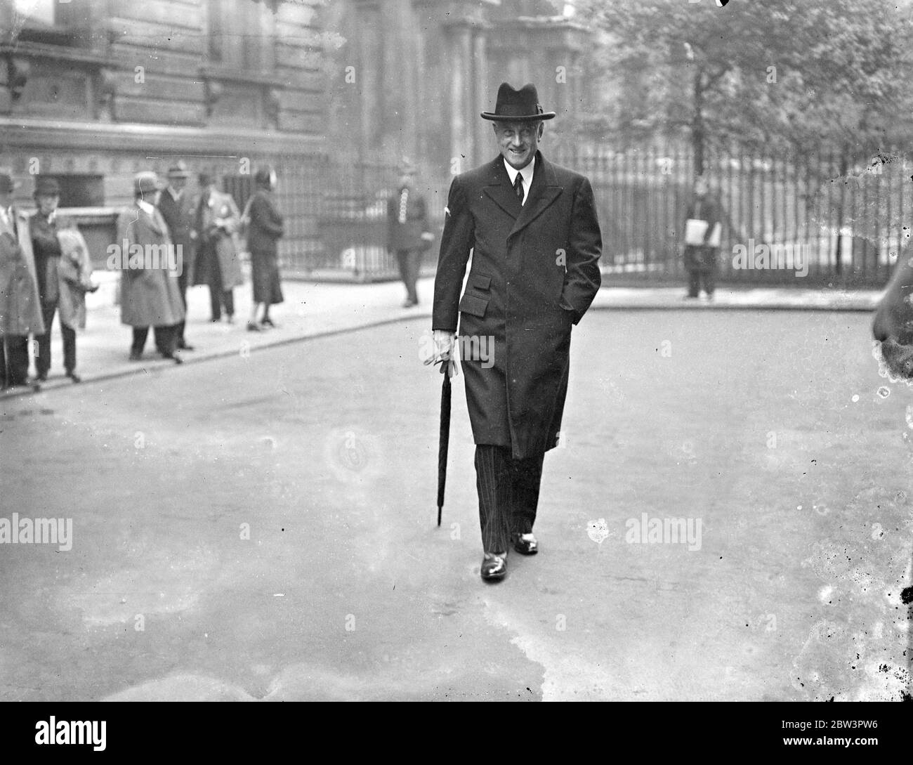 Sir Samuel Hoare , the Foreign Minister arriving for the cabinet meeting at Downing Street . 2 October 1935 Stock Photo