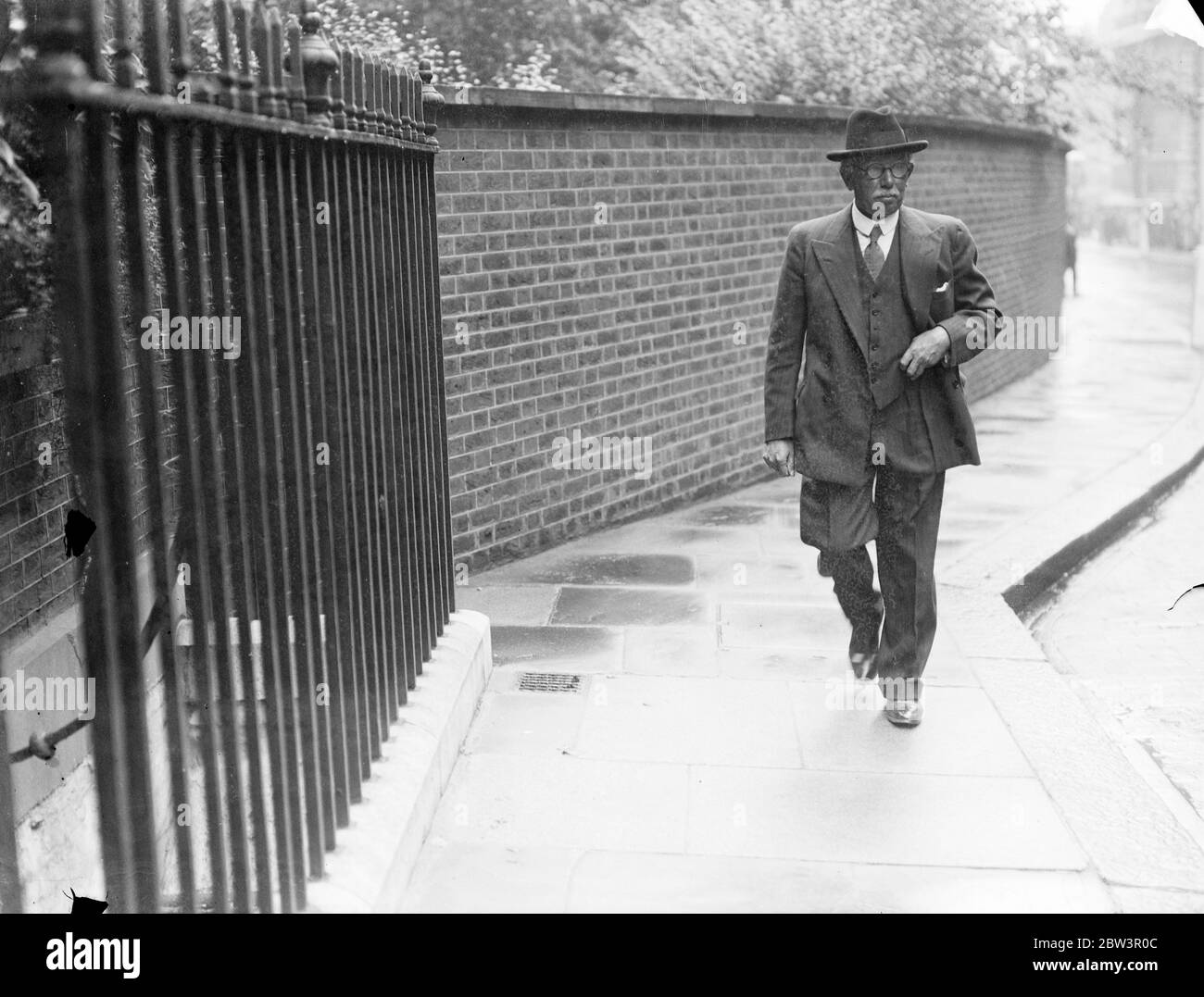 Mr J H Thomas , the Dominions Secretary arriving for the cabinet meeting at 10 Downing Street . 24 September 1935 Stock Photo