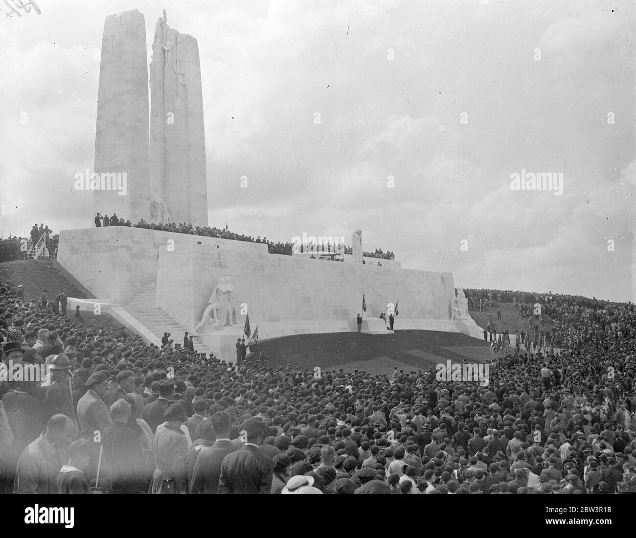 The King Unveils Canada ' s Memorial To War Dead At Vimy Bridge . Ex ...