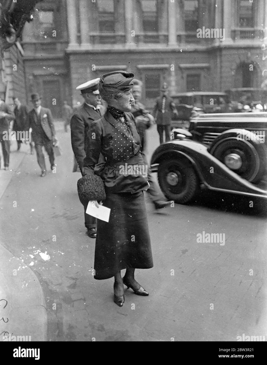 Lady Oxford at Royal Academy private view . There were many distinguished visitors to Burlington House for the private view of the Royal Academy Summer exhibition . Photo shows , Lady Oxford arriving at Burlington House dressed in black . 1 May 1936 Stock Photo