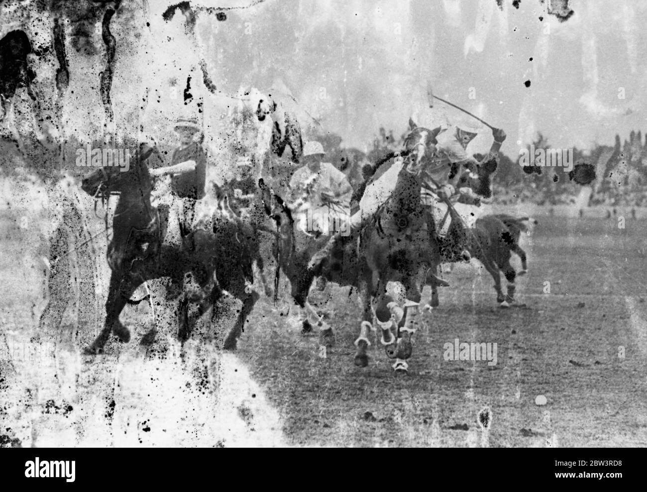 Argentinas scores smashing victory over Britain to win Olympic highlight polo championships . Defeating vibration by 11 goals to nil, Argentina became polo champions in Olympic Games in Berlin . Photo shows, players racing for the ball in the match between Britain and Argentina in Berlin . 8 August 1936 Stock Photo