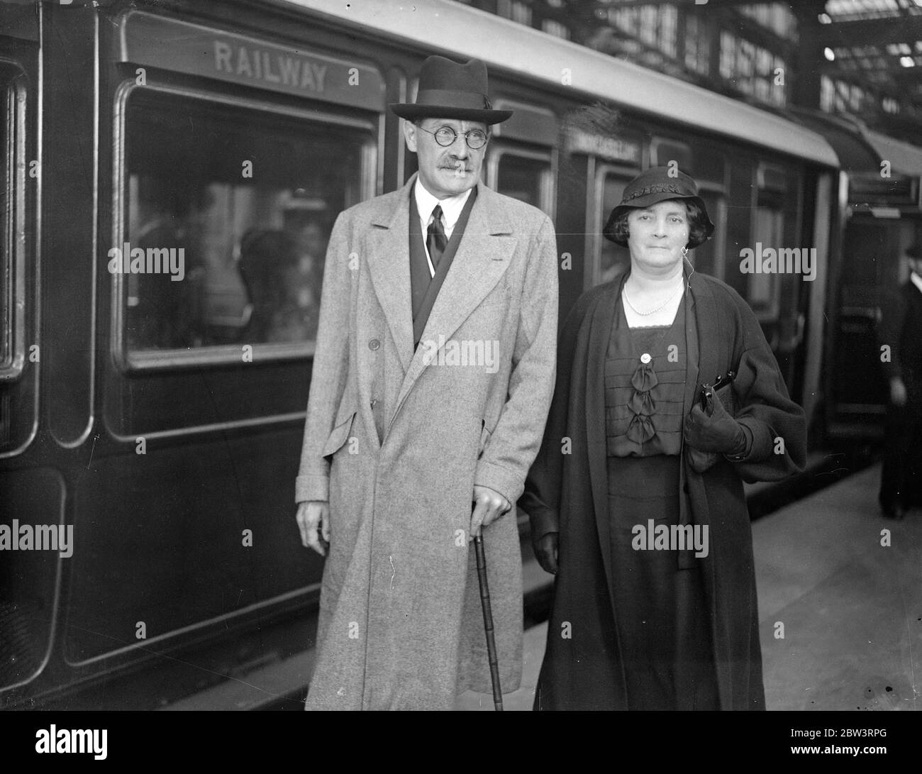 Earl and Countess of Clarendon arrive in London for six months leave . 16 September 1935 Stock Photo