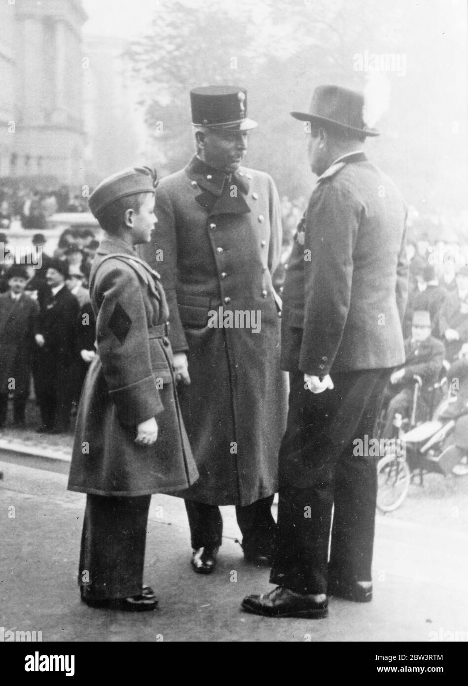 Chancellor Schuschnigg ' s father and son at Vienna memorial service for the fallen . General von Schuschnigg , father of the Austrian Chancellor , and Kurt , Dr Schuschnigg son , attended thge ex servicemen ' s association memorial service for the fallen inthe Heldenplatz , Vienna . Photo shows , General von Schuschnigg , father of the Austrian Chancellor ( centre ) and Kurt , Dr Schuschnigg ' s son , at the memorial service in the Heldenplatz , Vienna . 5 November 1935 Stock Photo