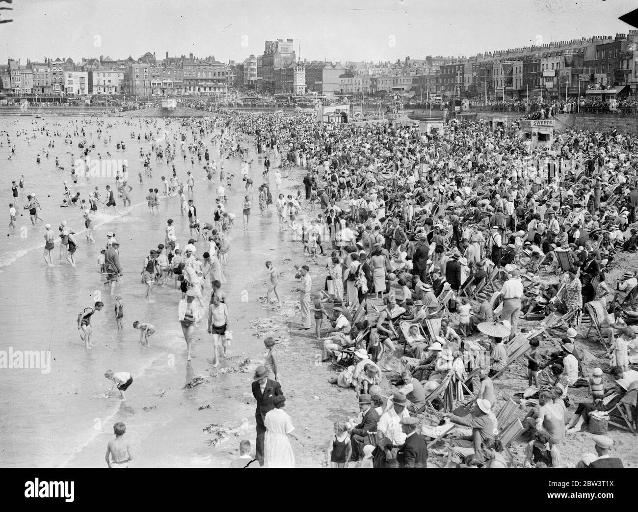 Record Crowds at Margate beach . 8 August 1935 Stock Photo