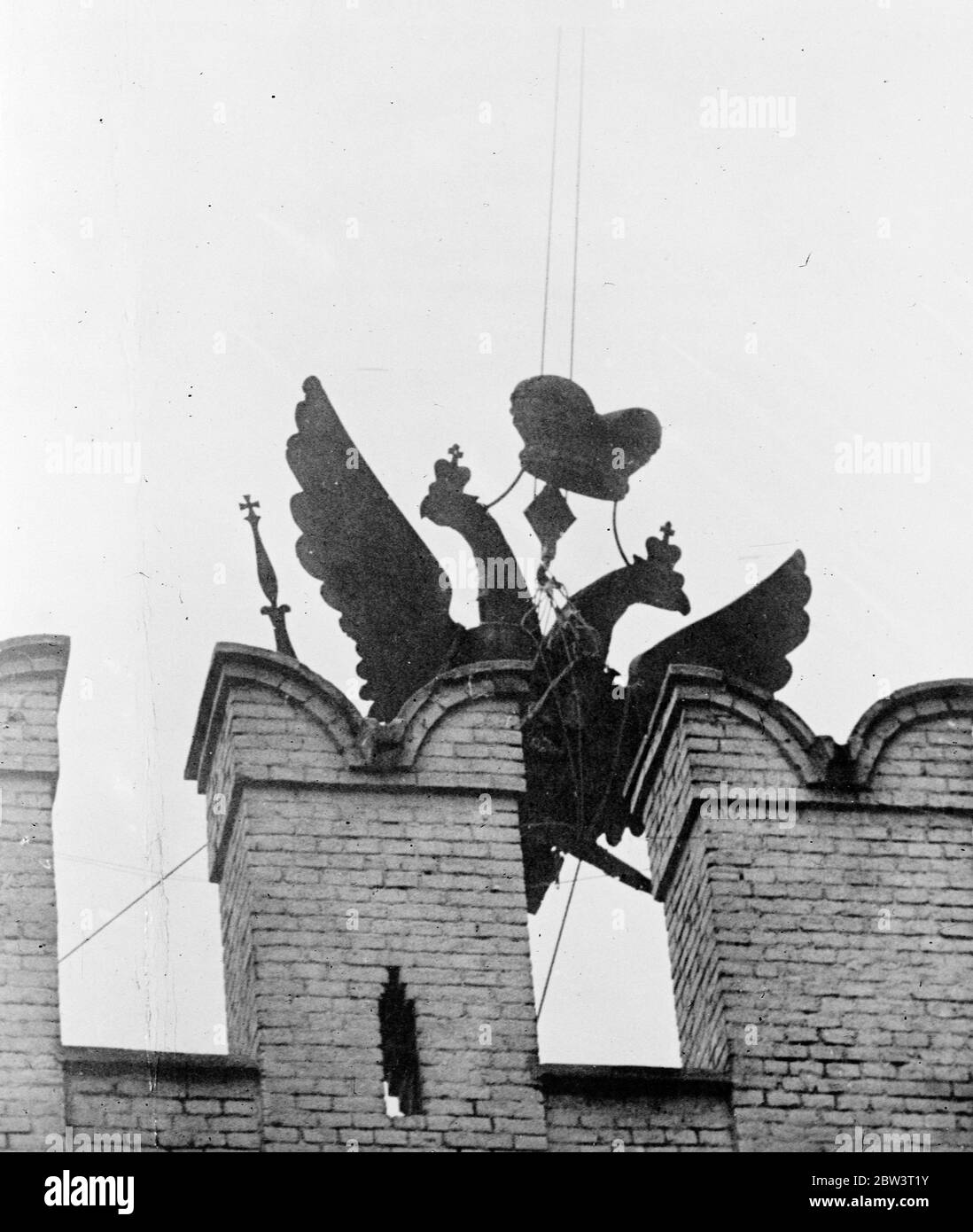 Last symbols of Czarism removed in Moscow . Kremlin loses its two headed eagles . Lowering the last eagle from the Kremlin wall . 23 October 1935 Stock Photo