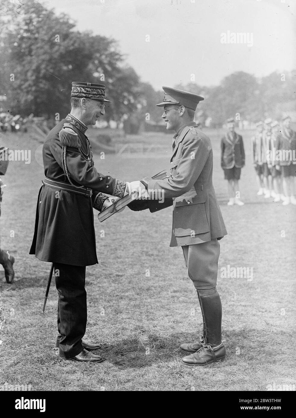 King 's Medal presented at Royal Military Academy , Woolwich . 2nd French Prize received by Corp K W L Roberts presented by General R Voruz . 10 July 1935 Stock Photo