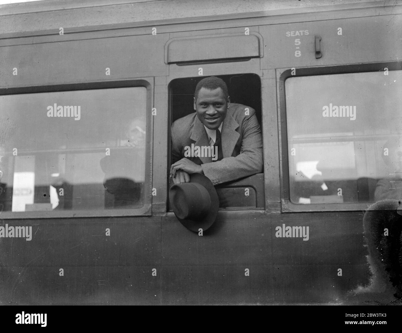Paul Robeson goes to America to appear in new  Show Boat  . Paul Robeson in his carriage window at Waterloo . 25 September 1935 Stock Photo