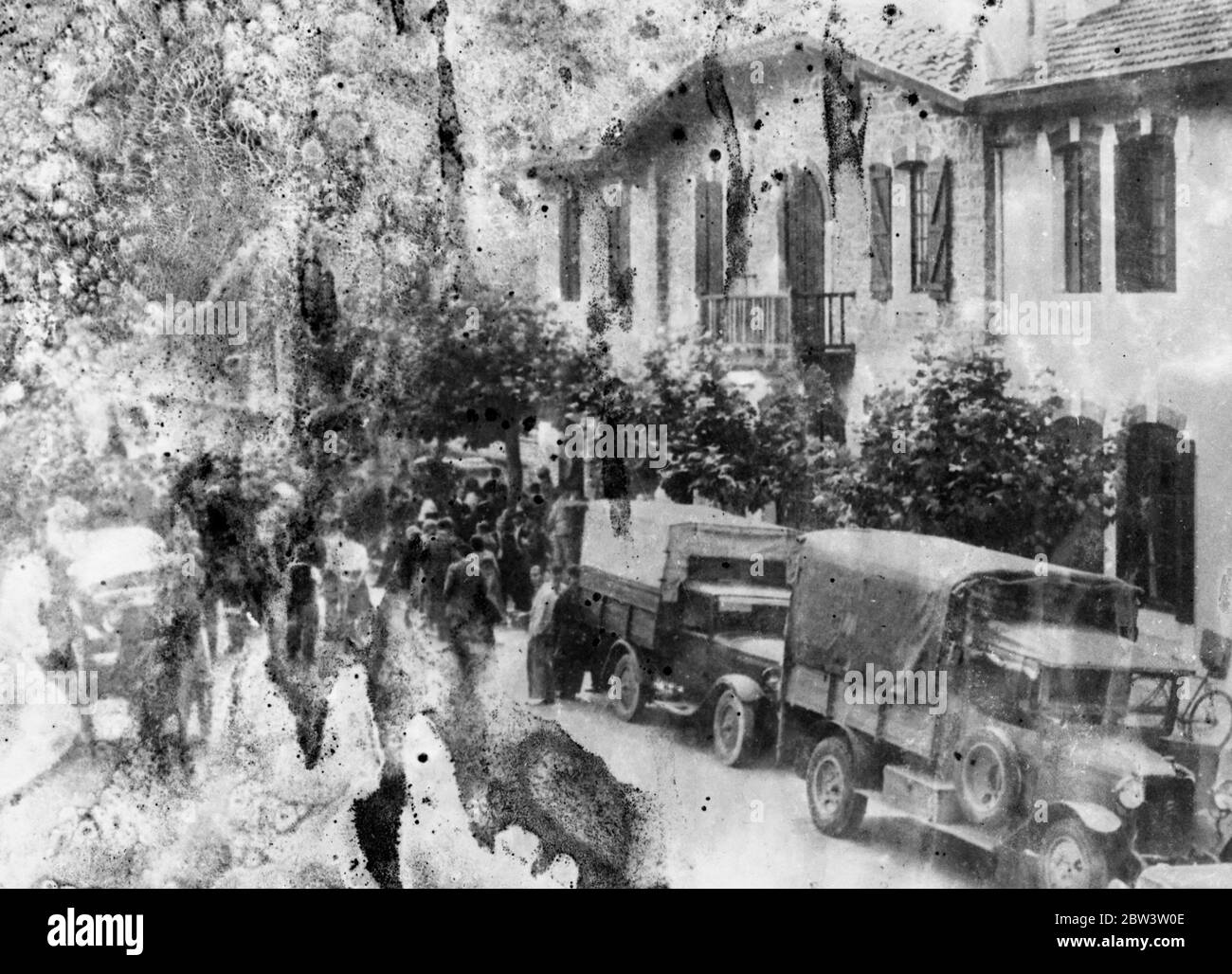 Pictures flying from the Spanish frontier after the fall of San Sebastien . These pictures, flying from the Frontera Spain with Civil War still rages, the first to reach London from the border. Hundreds of British and other foreign refugees crossed in France to escape the bloodshed and danger. Photo shows the scene on the International Bridge Henday after San Sebastien have been reported taken by the rebels in fierce fighting. 22nd of July 1936 22 July 1936 Stock Photo