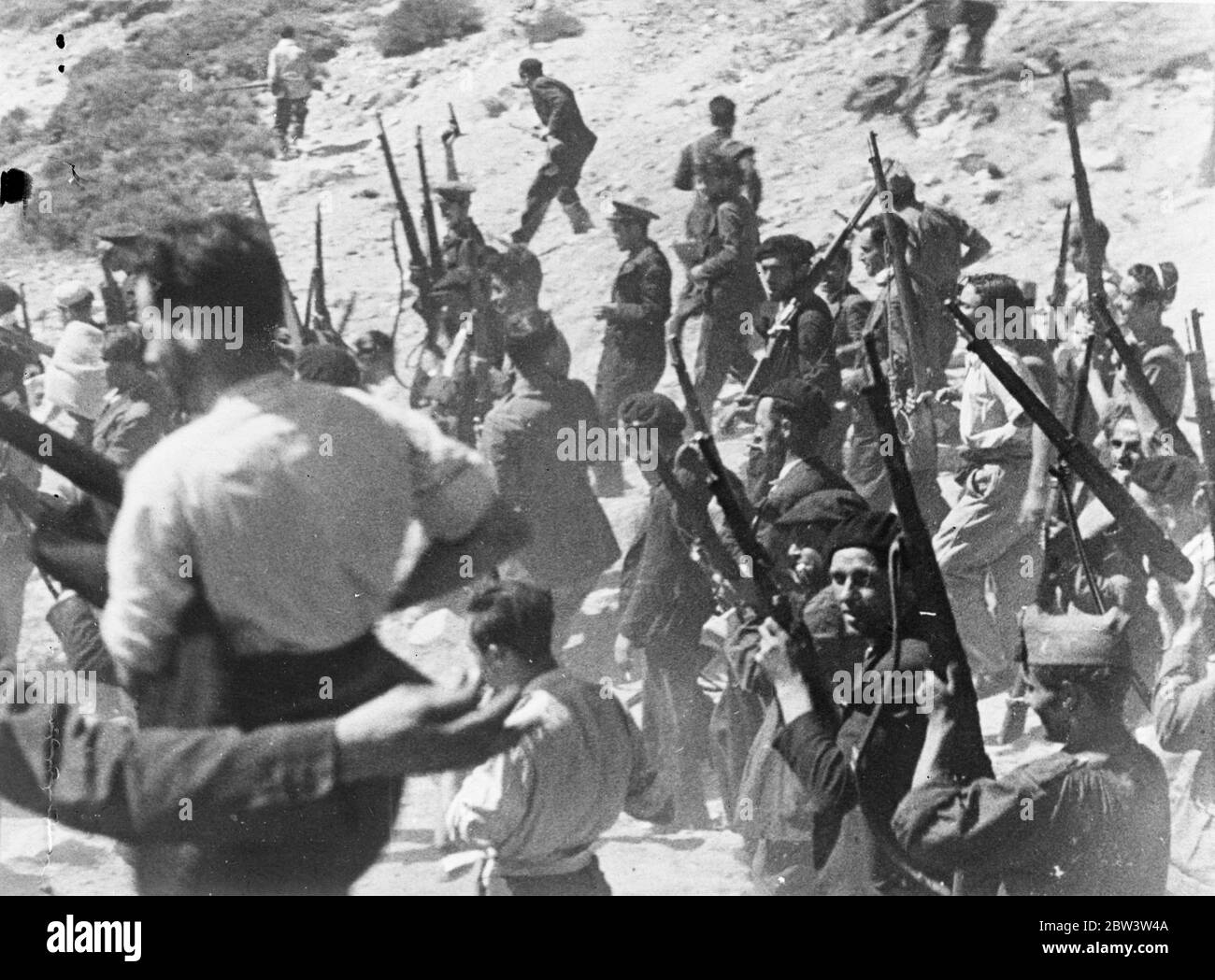 Infantry advance in the battle of Guadarrama . Photo shows : infantry and civilian troops of the Popular Front advancing through the Guadarrama pass - to the north of the Spanish capital - against rebel troops in the Spanish civil war . 29 July 1936 Stock Photo