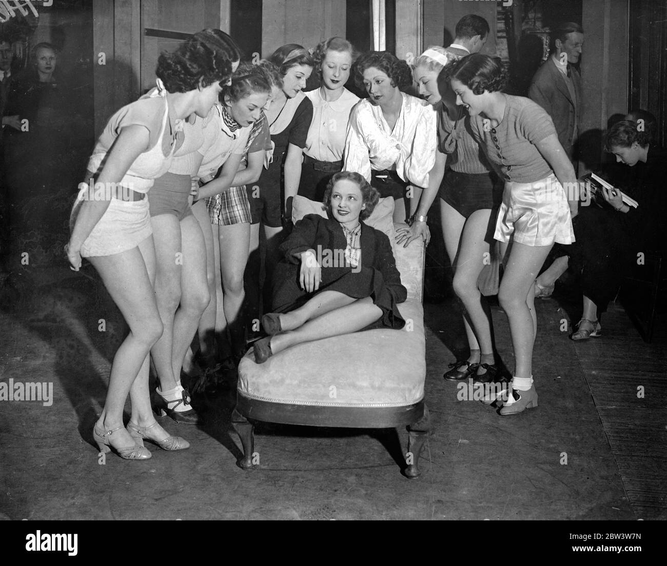 Virginia Cherrill rehearses for London pantomime . Miss Virginia Cherrill as the sleeping beauty rehearsing with the chorus . 27 November 1935 Stock Photo