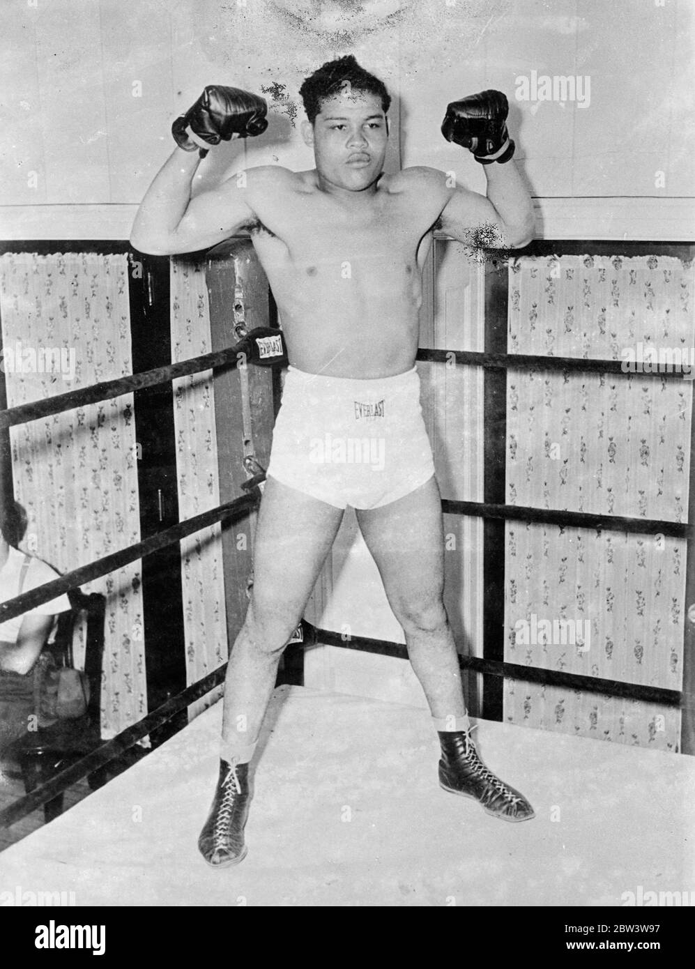 Brown bomber , Louis and Max Schneling meet tomorrow night . Tomorrow night ( Thursday ) , Joe Louis , America ' s ' Brown Bomber ' , and Max Schmeling of Germany , former heavyweight champion of the world meet at the Yankee Stadium , New York , in a fight which will probaly give the victor the right to meet James J Braddock for the world title . Although Louis is the favourite experts predict that Schmelling is capablle of putting up a stiff resistence . Photo shows , a new picture of Joe Louis , America ' s ' Brown Bomber ' in his gymnasium during training for his fight . 17 June 1936 Stock Photo