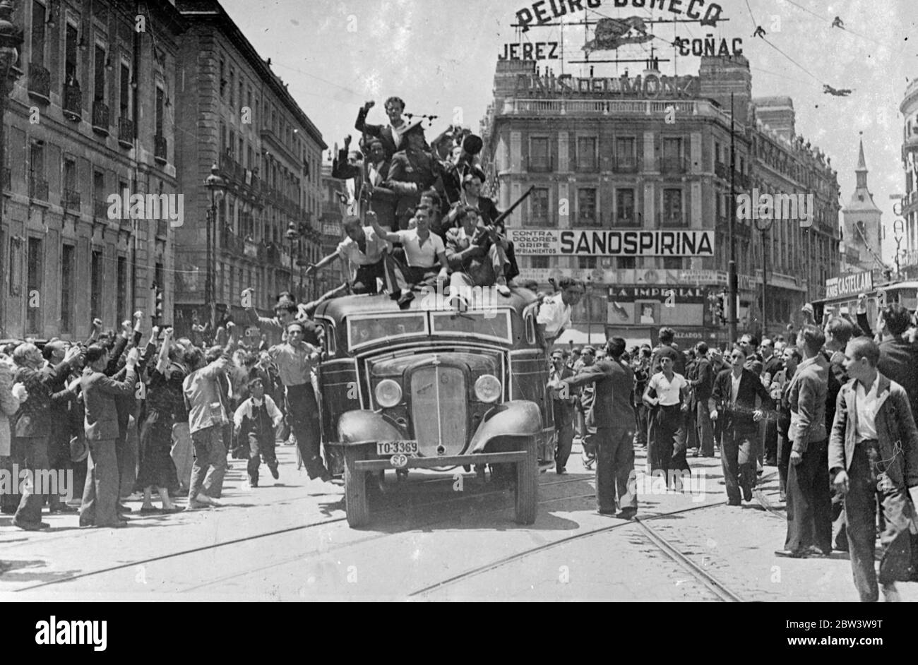 Victorious loyalist forces parading through Madrid. 29 July 1936 Stock Photo