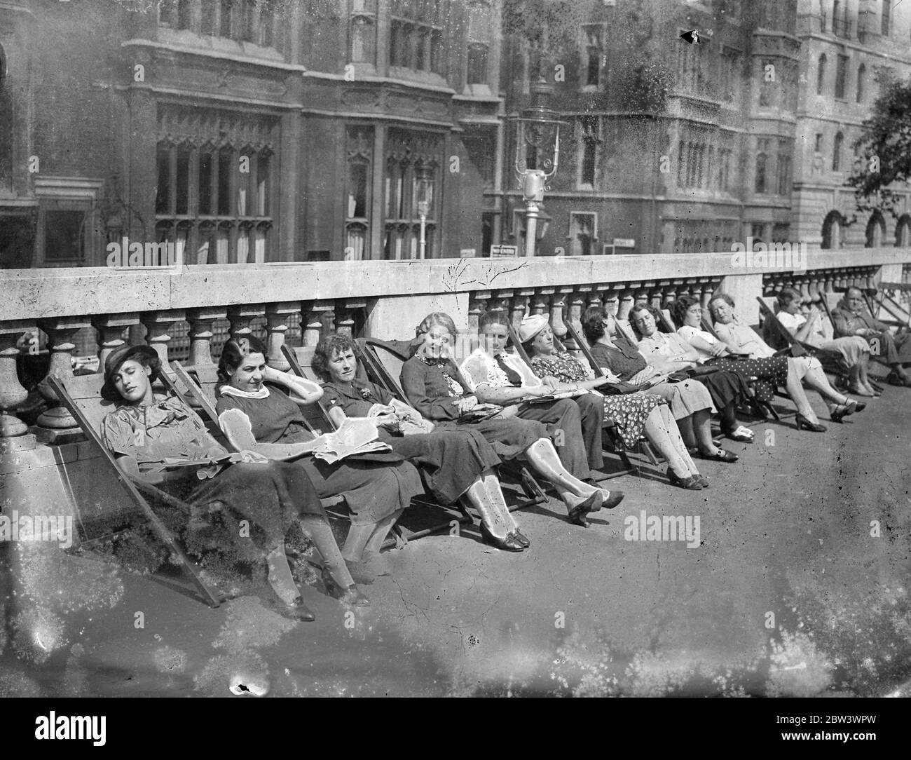 On London ' s  Promenade  Photo shows : A  seaside  atmosphere on the roof of Temple Station As Londoners sit back in deck chairs and reap the benefits of London ' s heat wave . 17 Aug 1936 Stock Photo