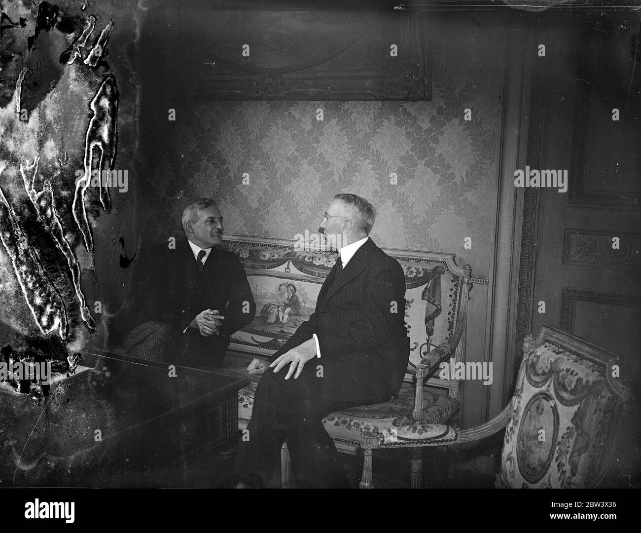 Dr . Schacht Confers With Governor Of The Bank Of France In Paris . Dr . Hjalmar Schacht , the Governor of the Reichsbank and Germany ' s Minister of Economics , had a conversation with Mr . Émile Labeyrie , the Governor of the Bank of France , at the Bank of France in Paris . Afterward Dr . Schacht was the guest of Mr . Labeyrie at a luncheon attended by premier Blum and other Ministers . It is believed that Dr . Schacht ' s visit to Paris is connected with Germany ' s need for credit . Photo shows : Dr . Schacht ( right ) with Mr . Labeyrie at the Bank of France . 26 Aug 1936 Original captio Stock Photo