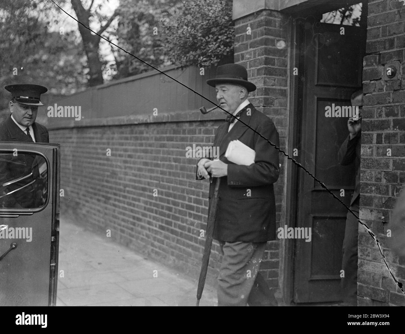 Mr St John Hutchinson defending McMahon . Mr St John Hutchinson is defending Andrew McMahon is charged at the Old Bailey in connection with the revolver incident which occurred on Constitution Hill as the King was passing . Photo shows , Mr St John Hutchinson on his way to the Old Bailey . 14 September 1936 Stock Photo