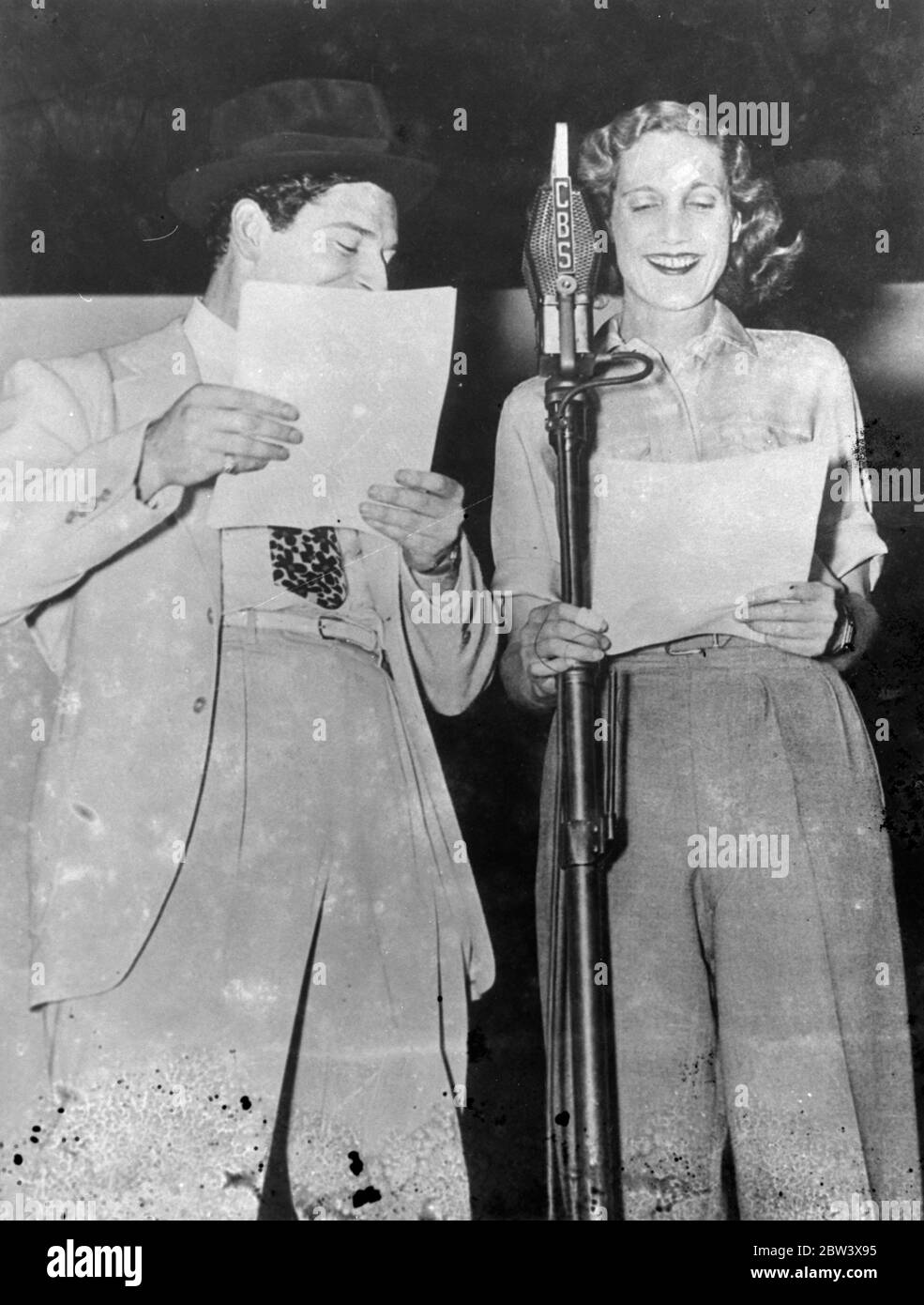 American radio 1930s hi-res stock photography and images - Alamy