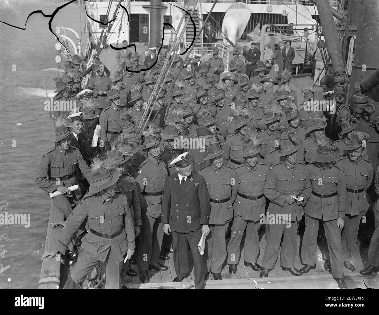 Wearing the familiar slouch hat, the first members of the Australian services contingent for the coronation arrived at Southampton aboard the lineer Oronsay from Australia. Photo shows: the Australian services contingent cheering on arrival at Southampton aboard the Oronsay. March 24th 1937 Stock Photo
