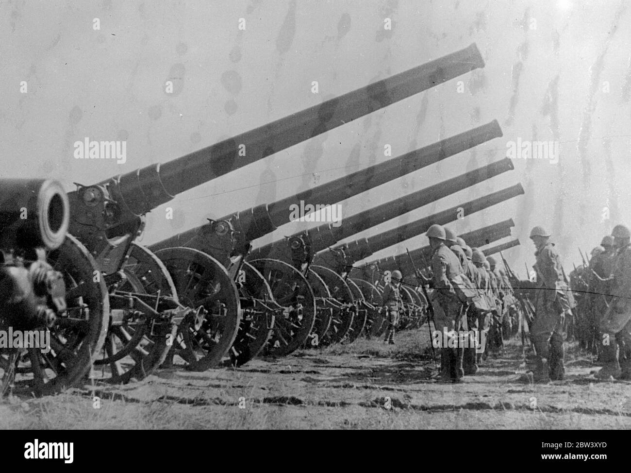 Italian big guns on view . Long range guns of the Italian Army make an imposing sight at a military review held in Rome . 10 March 1937 Stock Photo