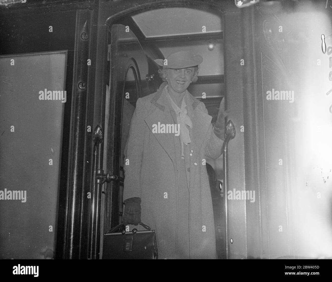 Lady Forbes Robertson leaves to play in New York production of Hamlet . Lady Forbes Robertson left Waterloo station on the Empress of Britain boat train on her way to New York , where she will play the part of the Queen in Leslie Howard ' s production of Hamlet . Photo shows , Lady Forbes Robertson on departure from Waterloo 9 September 1936 Stock Photo