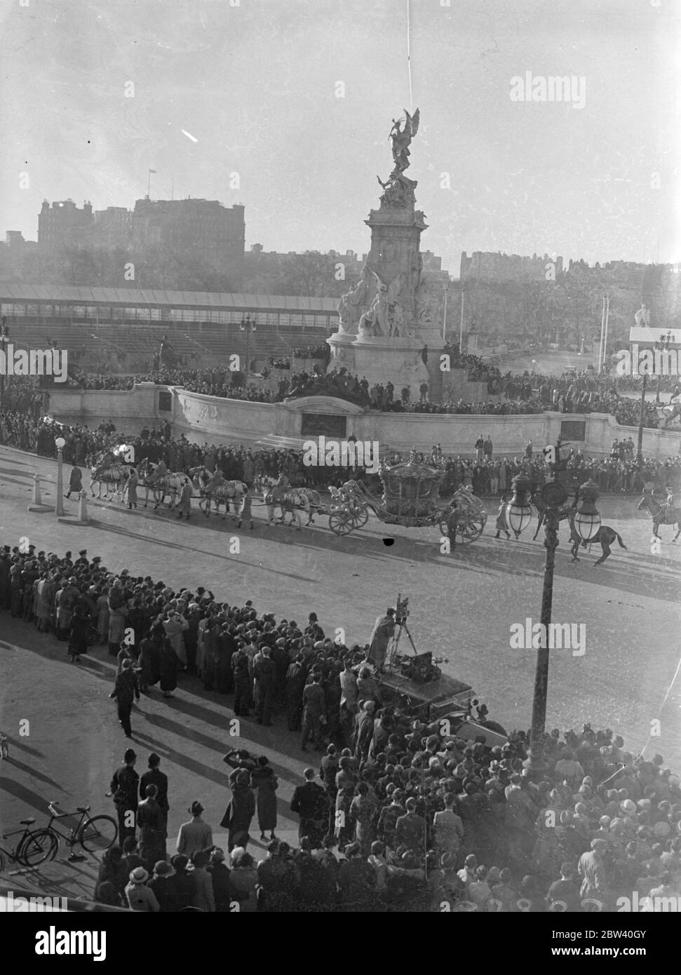George 1937 coronation crowds hi-res stock photography and images - Alamy