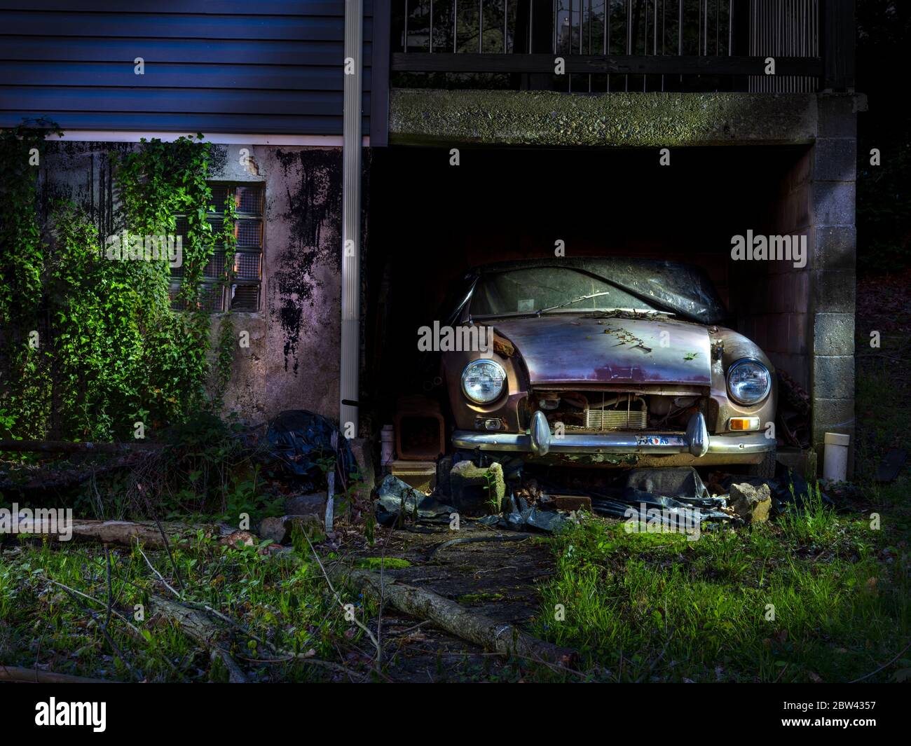 Abandoned car in open garage, Pennsylvania, USA Stock Photo