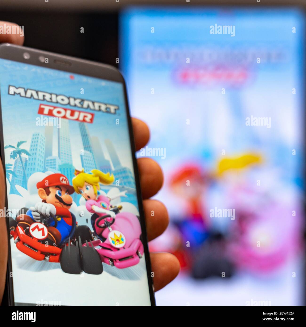 Mario kart mobile hi-res stock photography and images - Alamy
