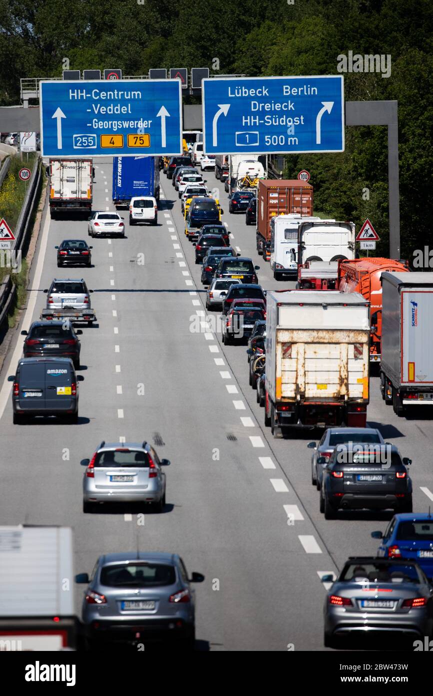 Hamburg, Germany. 29th May, 2020. The vehicles are only slowly making  progress on the A1 motorway heading north between the Hamburg-Süd junction  and Stillhorn. Credit: Christian Charisius/dpa/Alamy Live News Stock Photo -