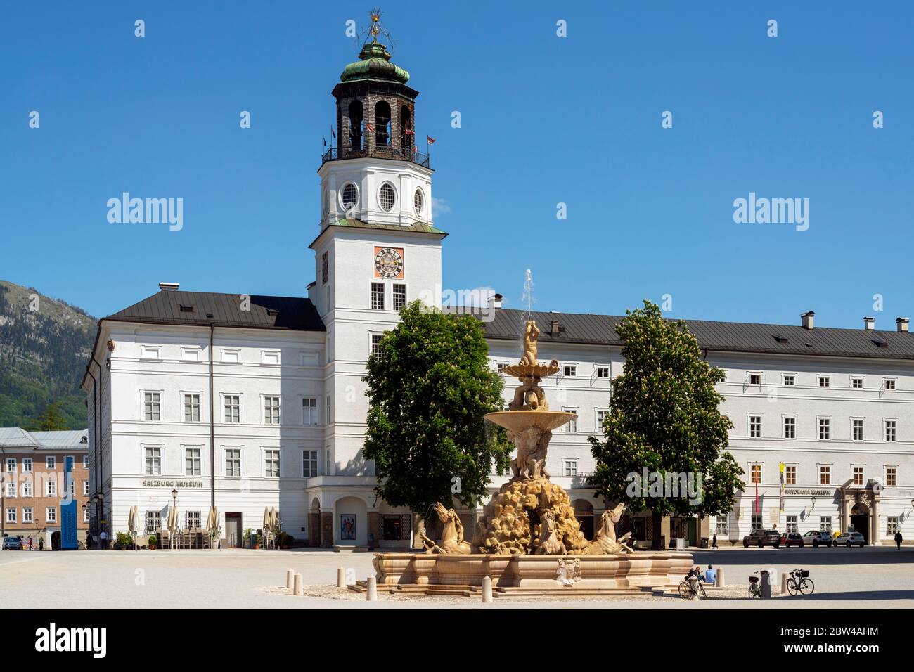 Österreich, Stadt Salzburg, Residenzplatz mit Residenzbrunnen, ein aus Untersberger Marmor, einem Kalkstein, gehauener monumentaler Brunnen. Er ist de Stock Photo