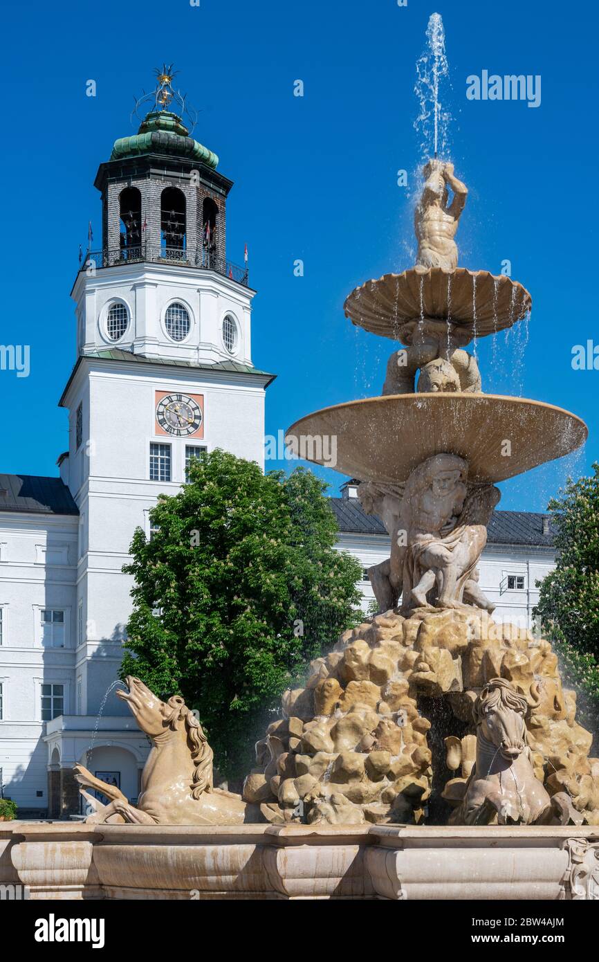 Österreich, Stadt Salzburg, Residenzplatz, Residenzbrunnen, ein aus Untersberger Marmor, einem Kalkstein, gehauener monumentaler Brunnen. Er ist der g Stock Photo