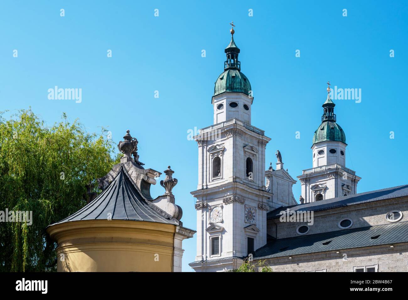 Österreich, Stadt Salzburg, Blick vom Kapitelplatz zur Südseite des Salzburger Dom, Dom zu den Hl. Rupert und Vergil. Stock Photo