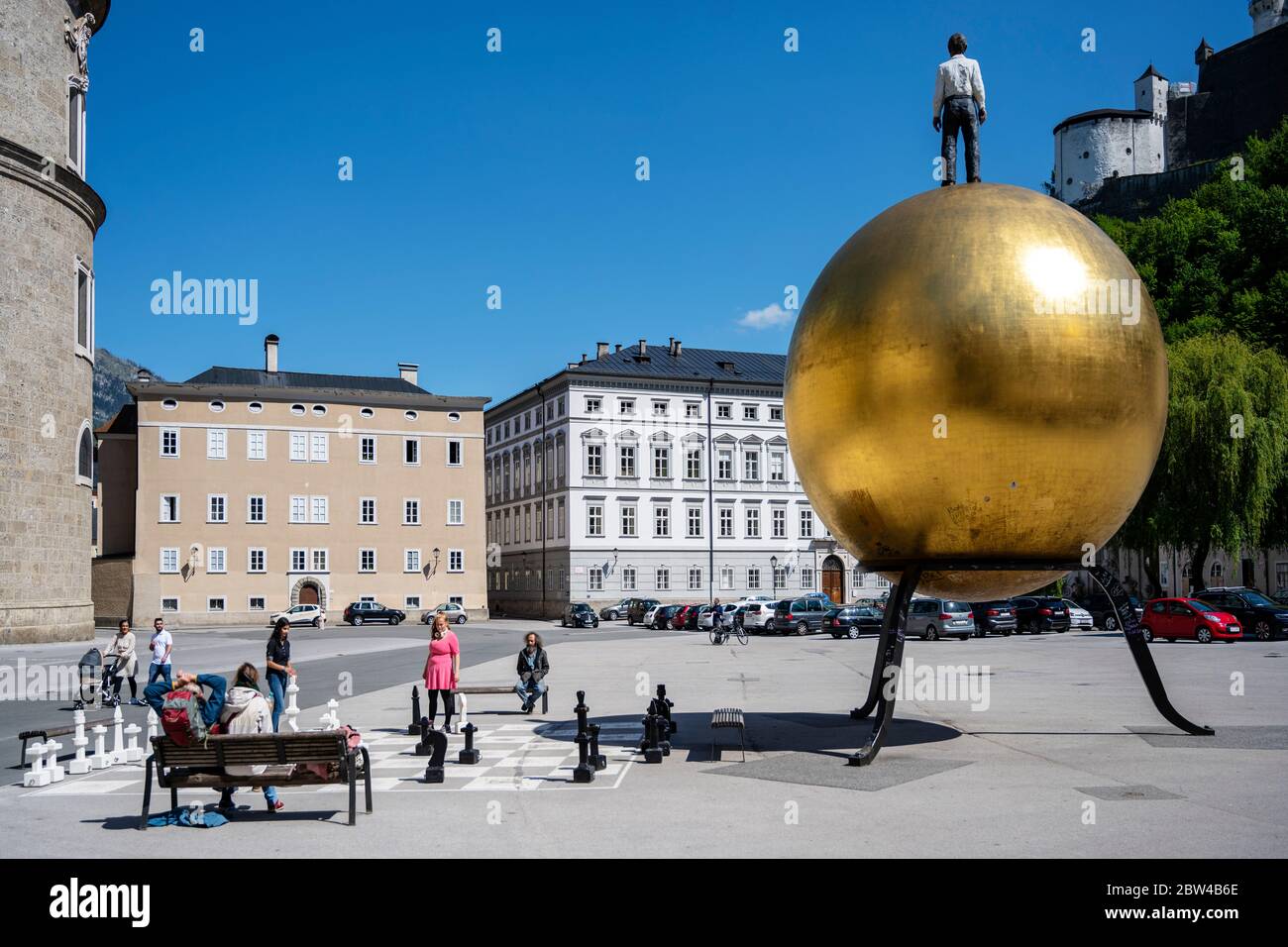 Österreich, Stadt Salzburg, Kapitelplatz, 'Kugel mit männlicher Figur' (auch Balkenhol Mozartkugel) von Stephan Balkenhol. Stock Photo