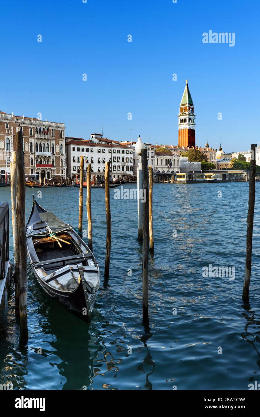 Famous gondola hi-res stock photography and images - Alamy