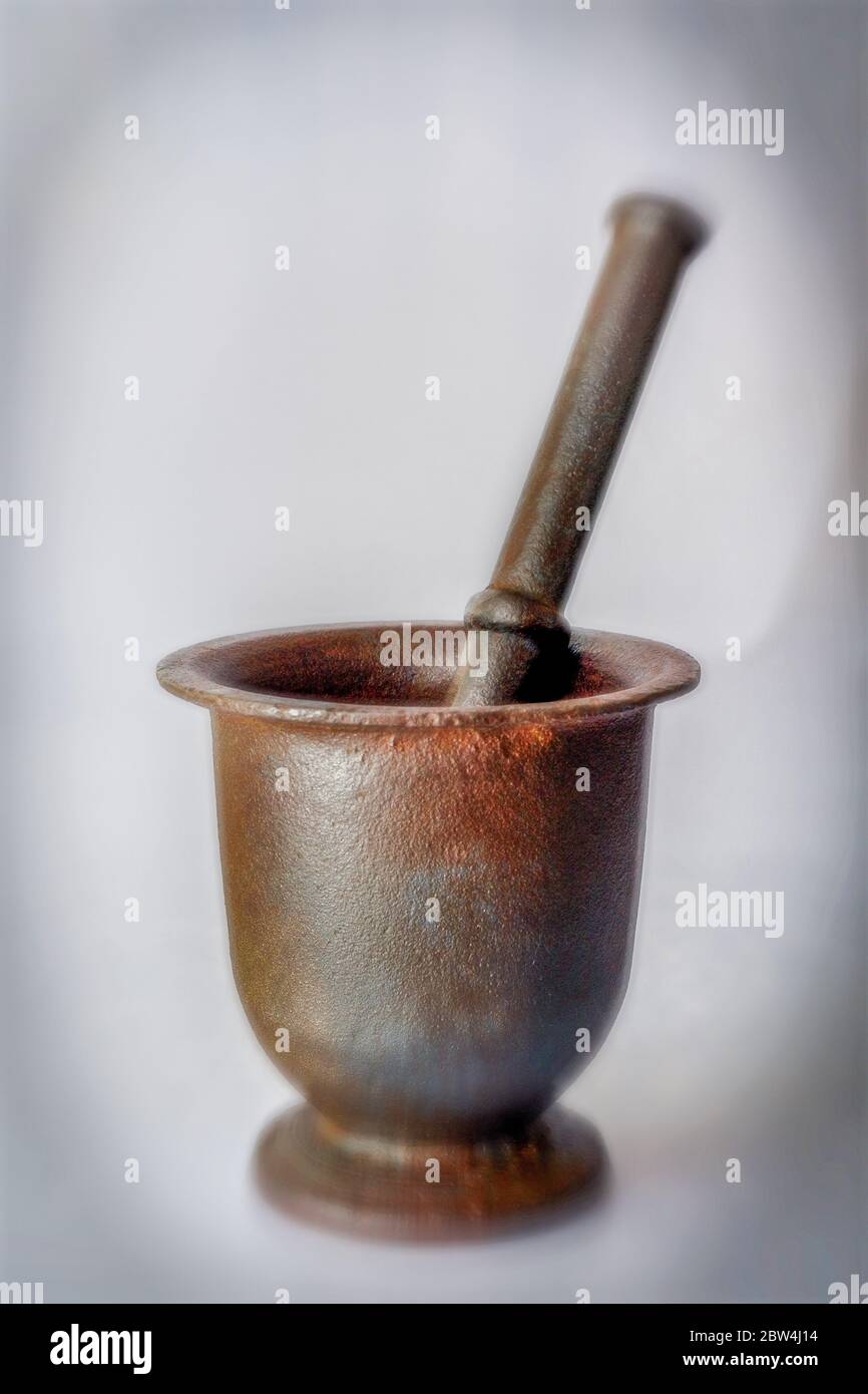 10 Dec 2008 Vintage Cast Iron-Mortar and pestle studio shot Kalyan Maharashtra India Stock Photo